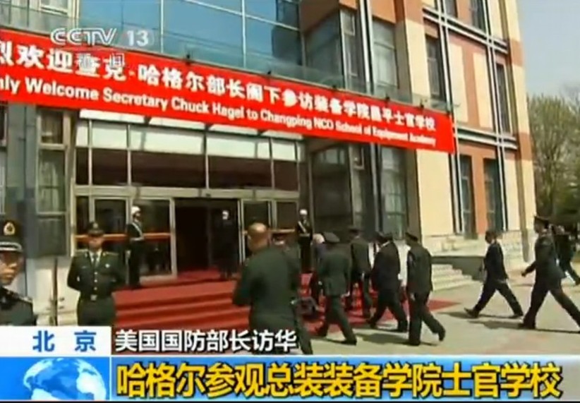 哈格尔与解放军学员共进午餐
