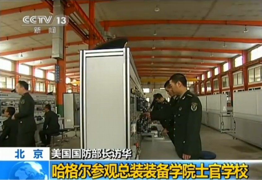 哈格尔与解放军学员共进午餐