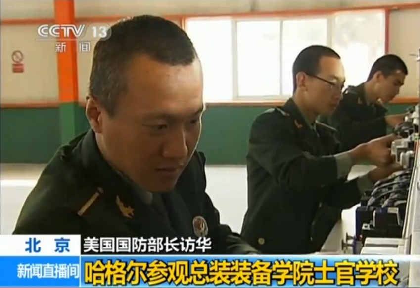哈格尔与解放军学员共进午餐