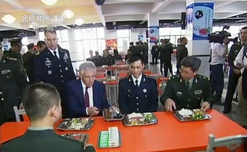 哈格尔与解放军学员共进午餐