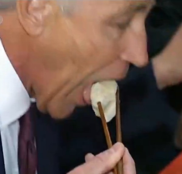 哈格尔与解放军学员共进午餐