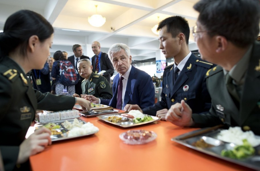 哈格尔与解放军学员共进午餐
