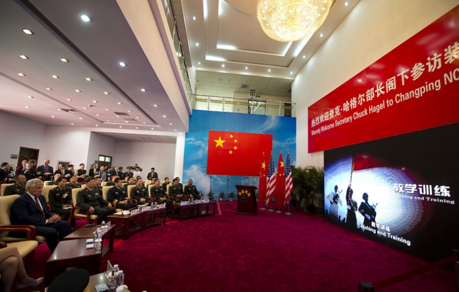 哈格尔与解放军学员共进午餐