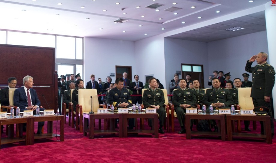 哈格尔与解放军学员共进午餐