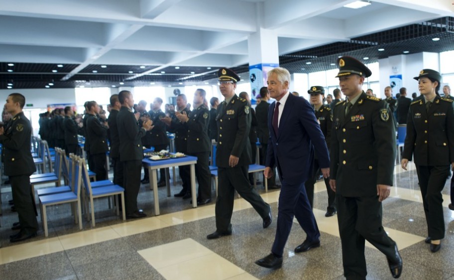 哈格尔与解放军学员共进午餐