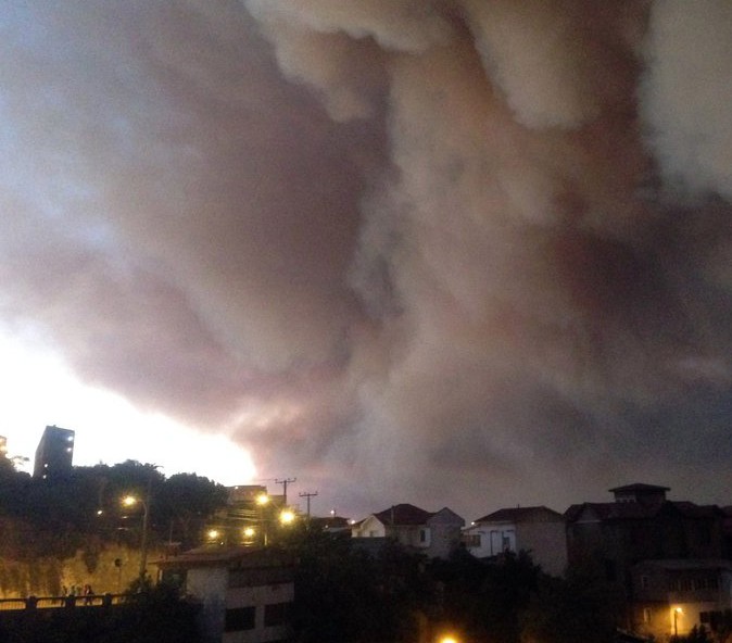 智利中西部瓦尔帕莱索发生火灾 100多所房屋被烧