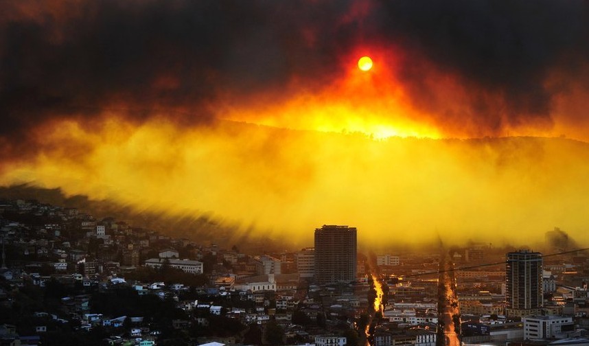 智利中西部瓦尔帕莱索发生火灾 100多所房屋被烧