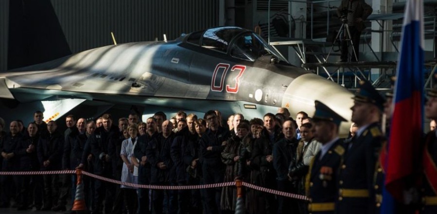 2014年2月12日俄罗斯国防部长绍伊古、空军总司令邦达列夫、苏霍伊公司总裁波戈相在阿穆尔河畔共青城飞机厂参加向俄空军交付12架量产型苏-35S歼击机的正式仪式。