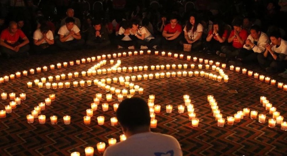 4月8日，乘客家属祈福。当日，马航MH370航班失联事件发生满一个月，失联乘客家属在北京丽都饭店举行祈福活动。