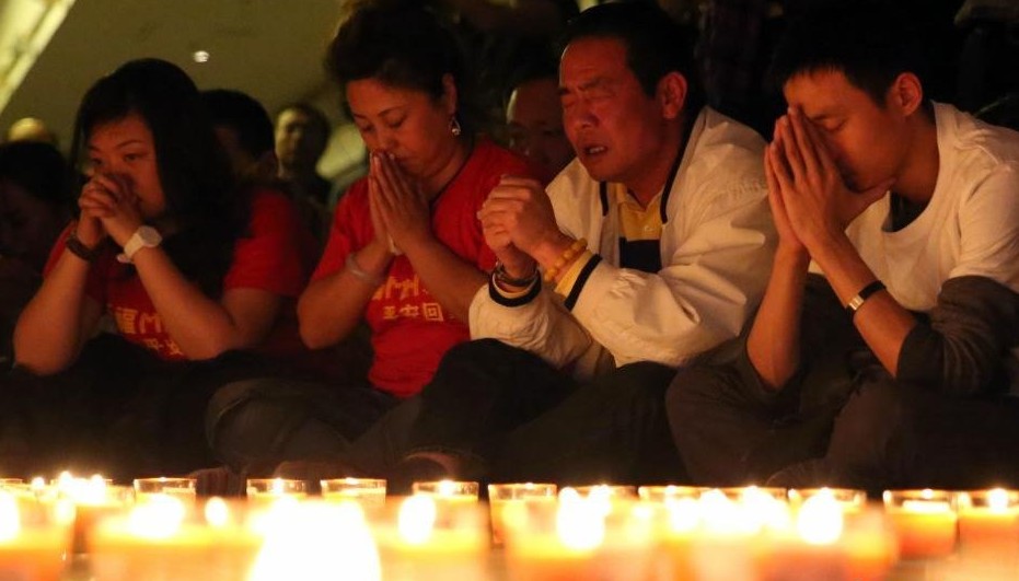 4月8日，乘客家属祈福。当日，马航MH370航班失联事件发生满一个月，失联乘客家属在北京丽都饭店举行祈福活动。