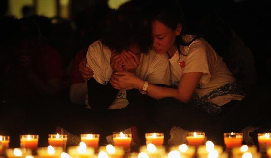 4月8日，乘客家属祈福。当日，马航MH370航班失联事件发生满一个月，失联乘客家属在北京丽都饭店举行祈福活动。