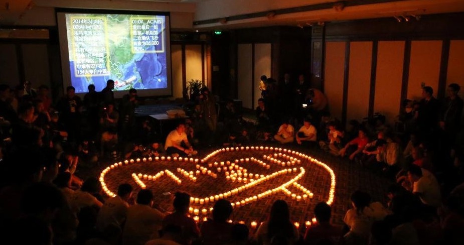 4月8日，乘客家属祈福。当日，马航MH370航班失联事件发生满一个月，失联乘客家属在北京丽都饭店举行祈福活动。