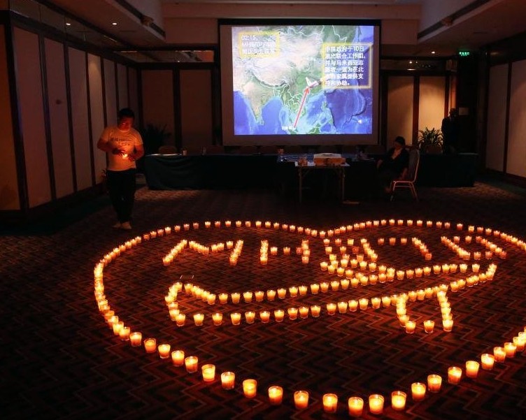 4月8日，乘客家属祈福。当日，马航MH370航班失联事件发生满一个月，失联乘客家属在北京丽都饭店举行祈福活动。