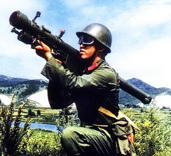 我国于1975年下达了研制便携防空导弹的任务，目标是仿制苏联的9K32箭2式，北约称为SA-7导弹。
