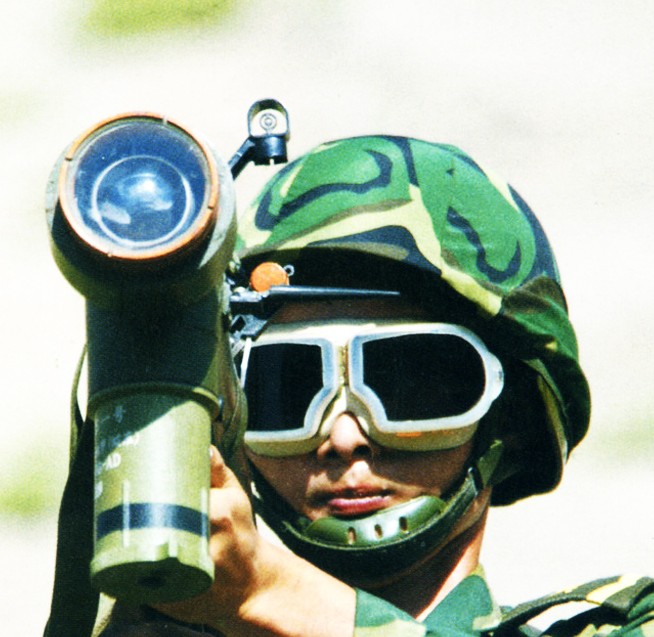 前卫-1导弹推出后，立即出口给巴基斯坦，在1999年的卡吉尔冲突中击落印度一架米格-21和一架米格27。巴基斯坦随后开始引进生产该型导弹，称为ANZA MK2，并出口到马来西亚。