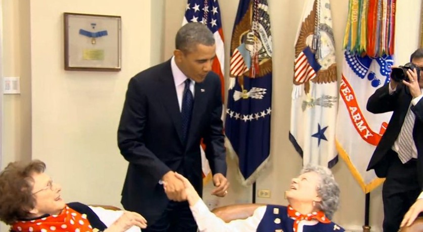 据美国《纽约每日新闻》4月3日报道，在邀请二战时期美国女工“女子铆钉工（Rosie the Riveter）”前往白宫做客时，美国总统奥巴马遭到其中一老太强吻。对此，奥巴马戏言：请第一夫人米歇尔·奥巴马（Michelle Obama）原谅。