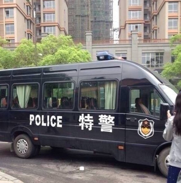 7日14时许，湖南株洲石峰公园樱花园2名卖羊肉串的嫌疑人，下午因纠纷砍伤河南籍商贩逃窜，公安持枪围山。
