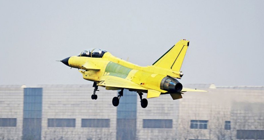 请注意歼10战斗机下方的银色2011号飞机。