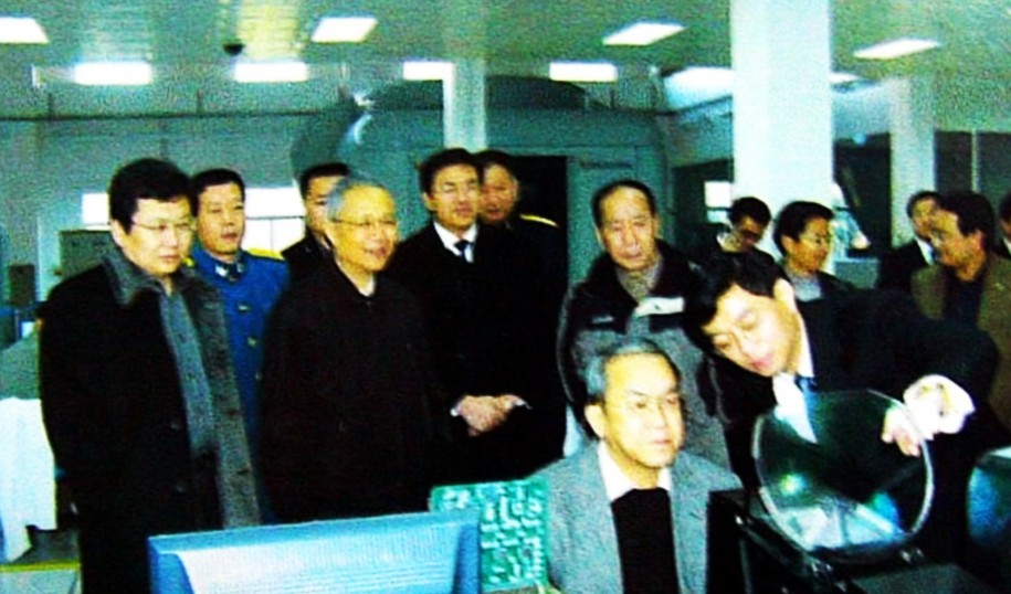 图片为我国研制的无框衍射平显。