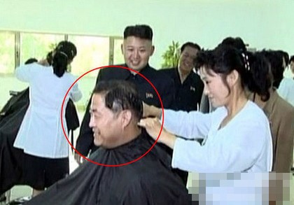 图为金正恩和政治局局长崔龙海一同在理发店理发的画面。