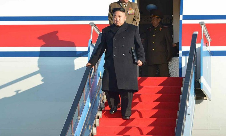 当地时间4月2日，朝鲜《劳动新闻》刊登金正恩乘民航机抵达三池渊的图片，崔龙海陪同。