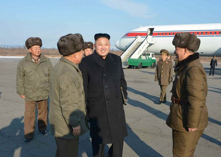 朝鲜《劳动新闻》发布的图片显示，金正恩戴墨镜发表演说，崔龙海陪同。