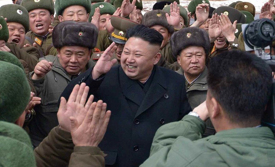 朝鲜《劳动新闻》发布的图片显示，金正恩戴墨镜发表演说，崔龙海陪同。