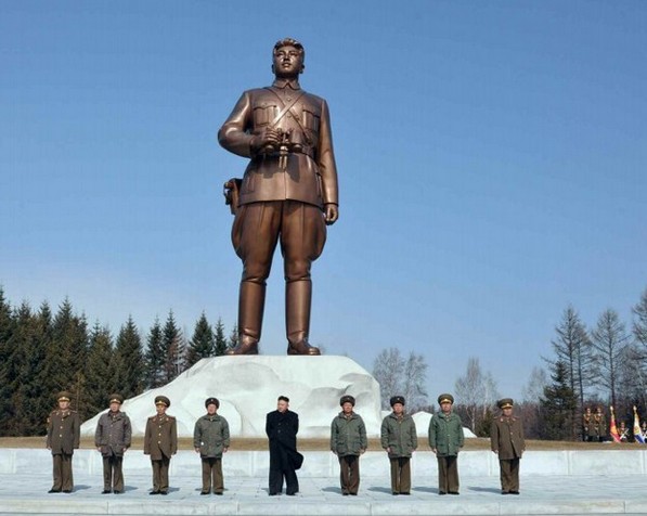 朝鲜《劳动新闻》发布的图片显示，金正恩戴墨镜发表演说，崔龙海陪同。