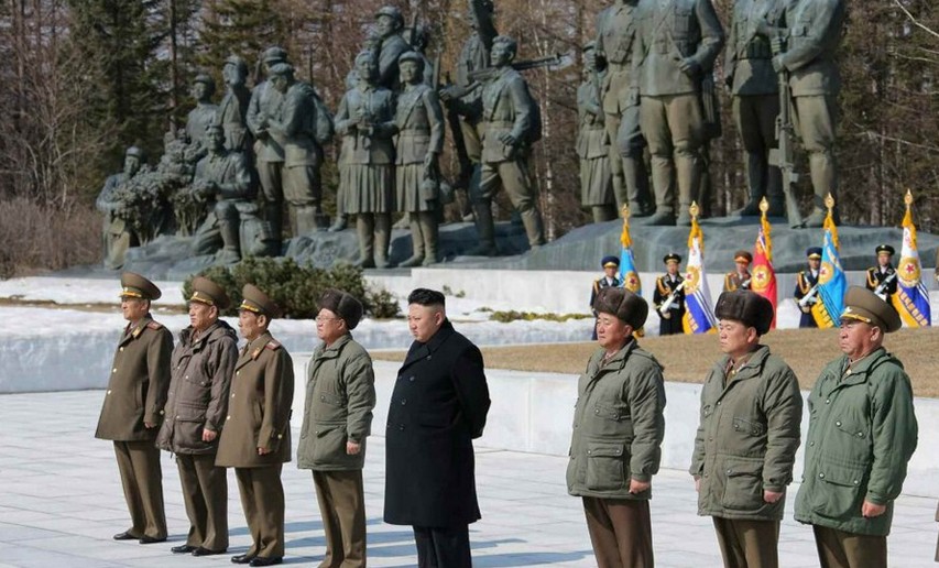 朝鲜《劳动新闻》发布的图片显示，金正恩戴墨镜发表演说，崔龙海陪同。