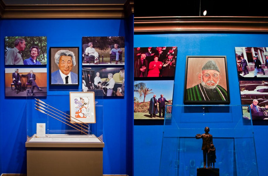 小布什办画展秀才艺 展出中俄等国领导人肖像画
