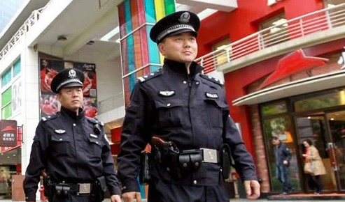 外媒：中国多地民警佩枪巡逻 受昆明事件影响